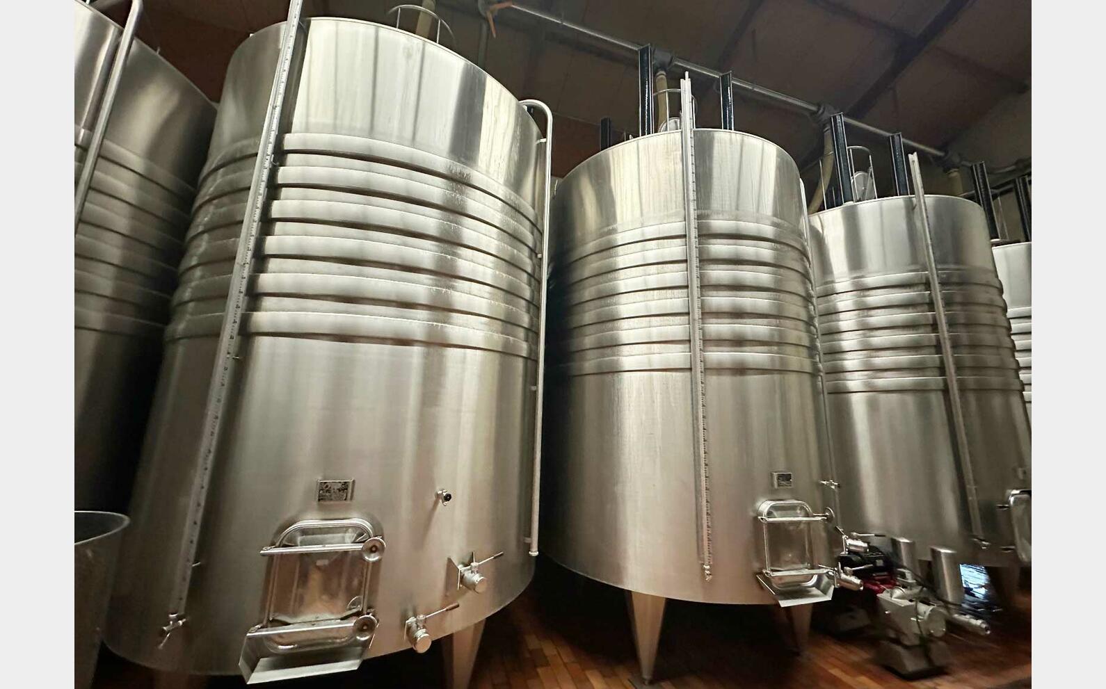 Cuve inox 304 thermor&eacute;gul&eacute; fond inclin&eacute; sur pieds 220 HL (22 200 litres) PIERRE GUERIN