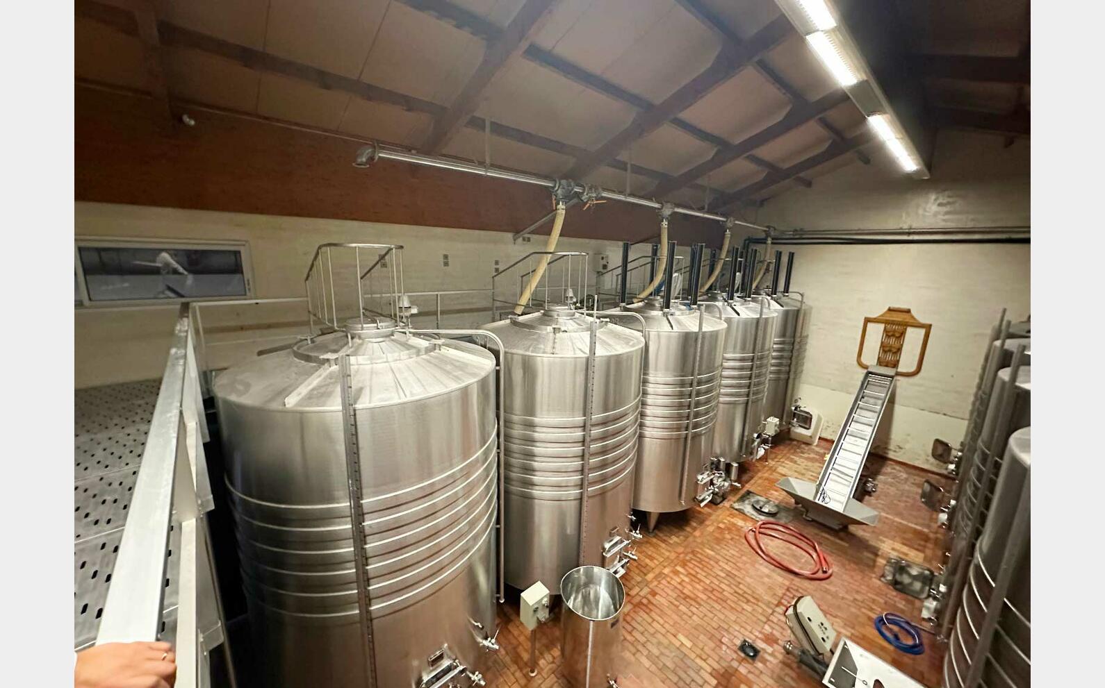 Cuve inox 304 thermor&eacute;gul&eacute; fond inclin&eacute; sur pieds 220 HL (22 200 litres) PIERRE GUERIN