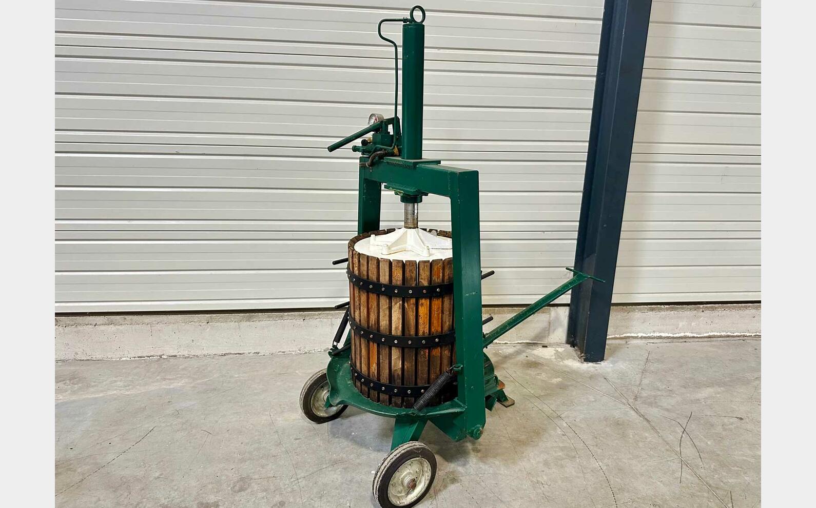 Manual vertical press 3 HL (300litres)