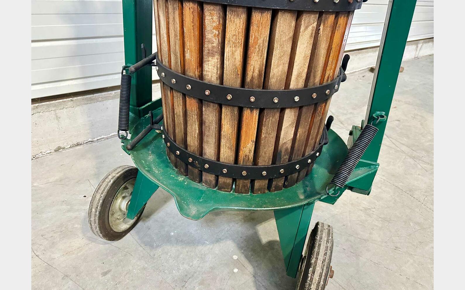 Manual vertical press 3 HL (300litres)