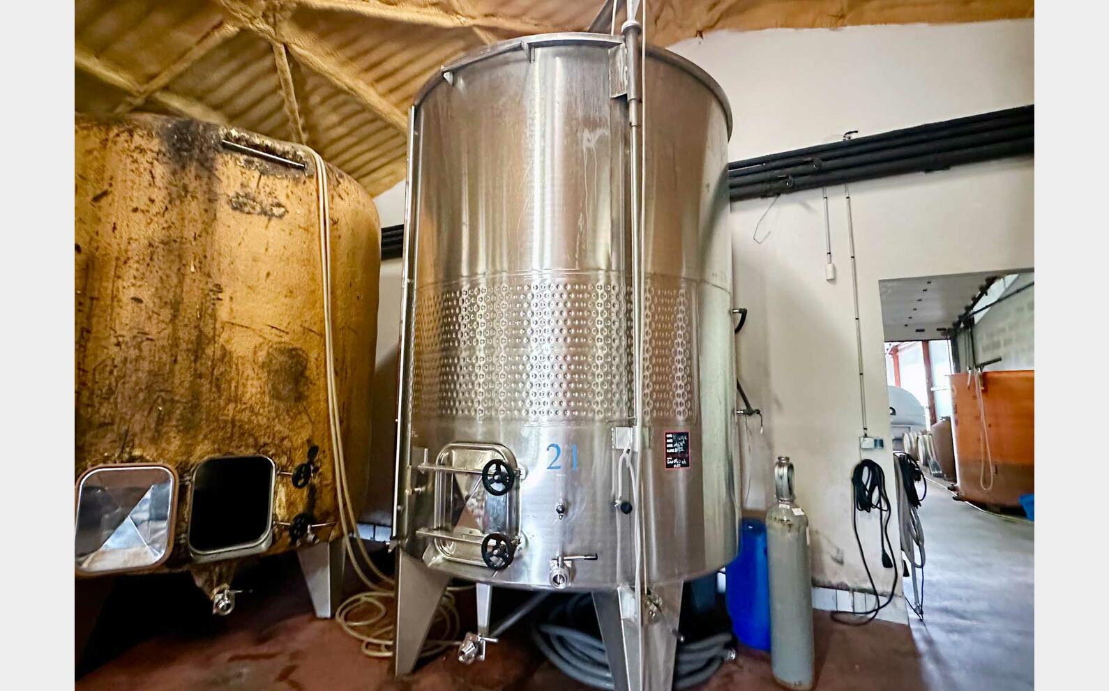 316 stainless steel tank with honeycomb floating lid 105 HL (10,500 litres)