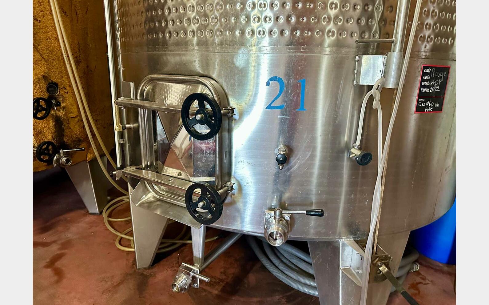 316 stainless steel tank with honeycomb floating lid 105 HL (10,500 litres)