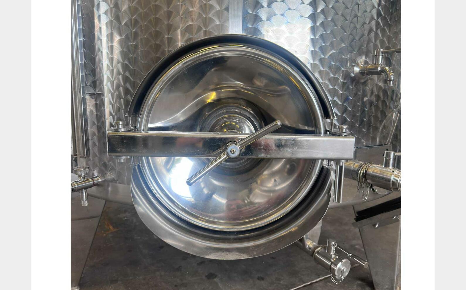 304 stainless steel tank with floating lid 40 HL (4,000 litres) ALBRIGI