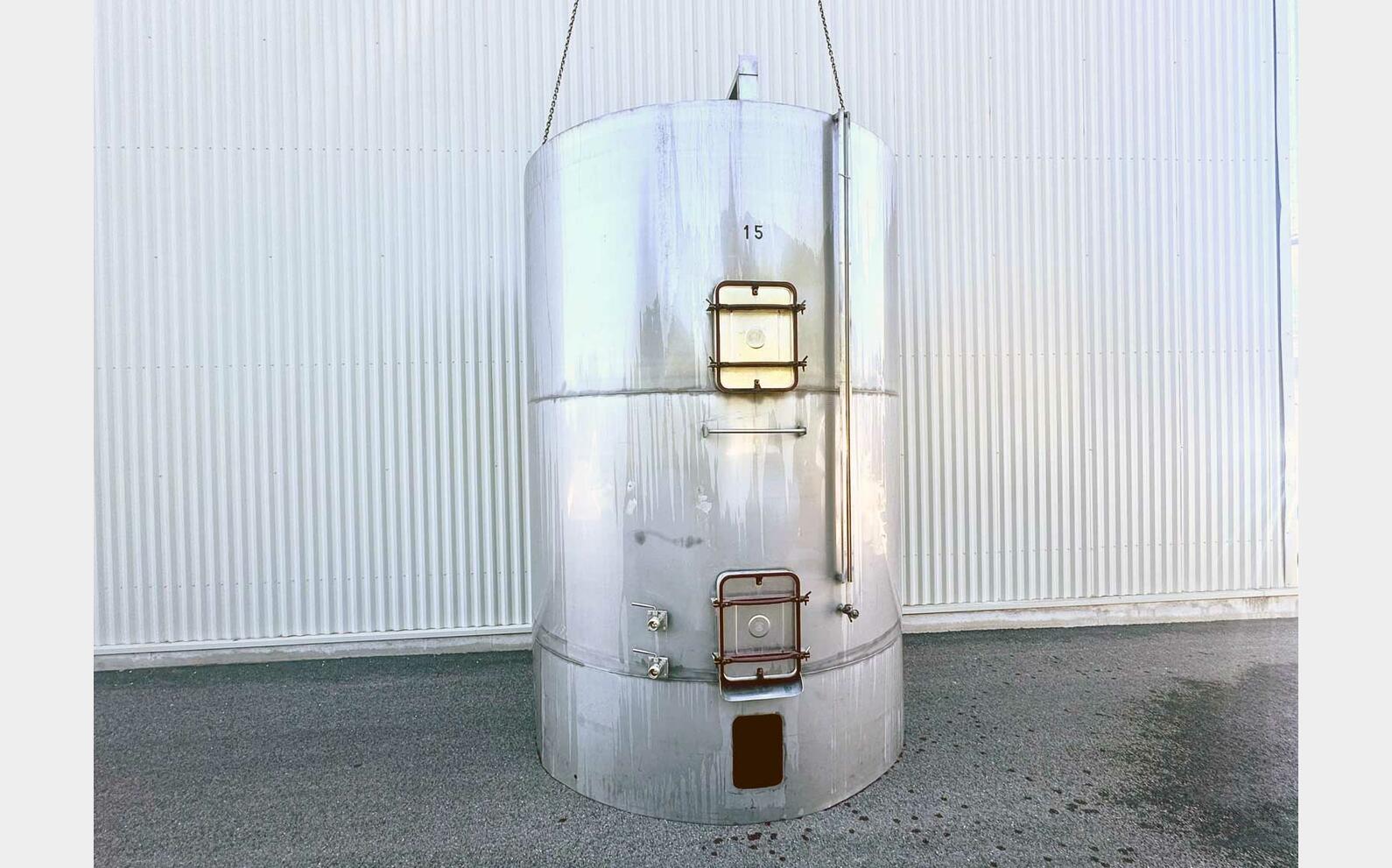 304 stainless steel tank with sloping base and skirt 150 HL (15,000 litres)