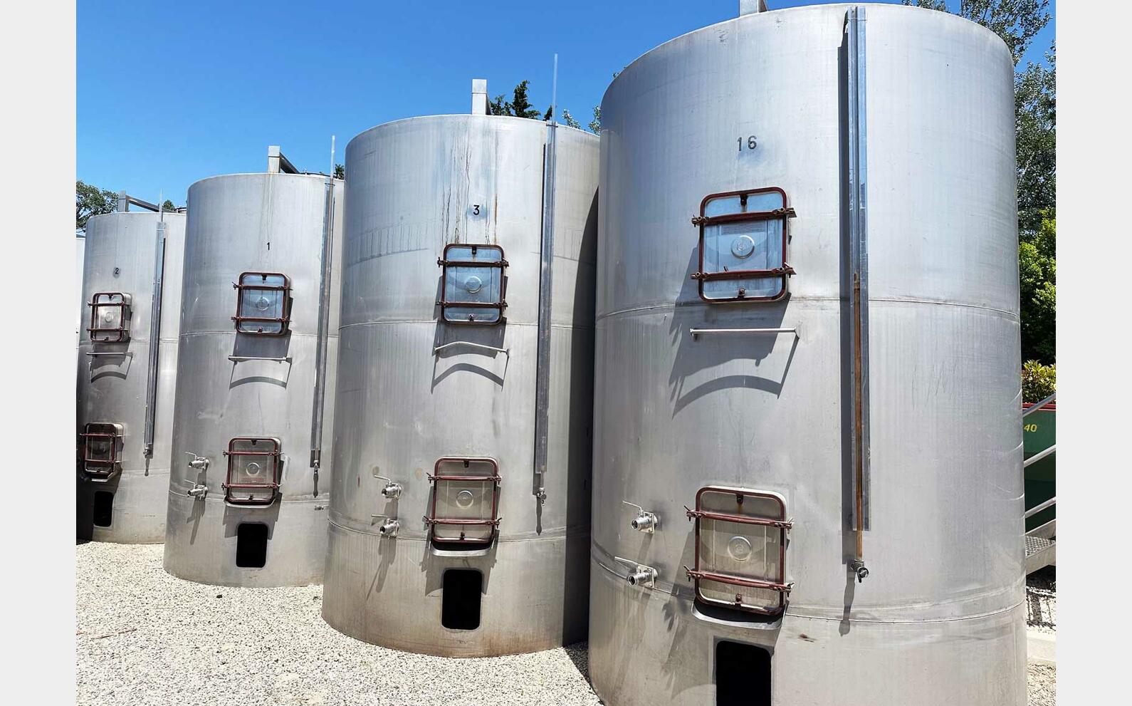 304 stainless steel tank with sloping base and skirt 150 HL (15,000 litres)