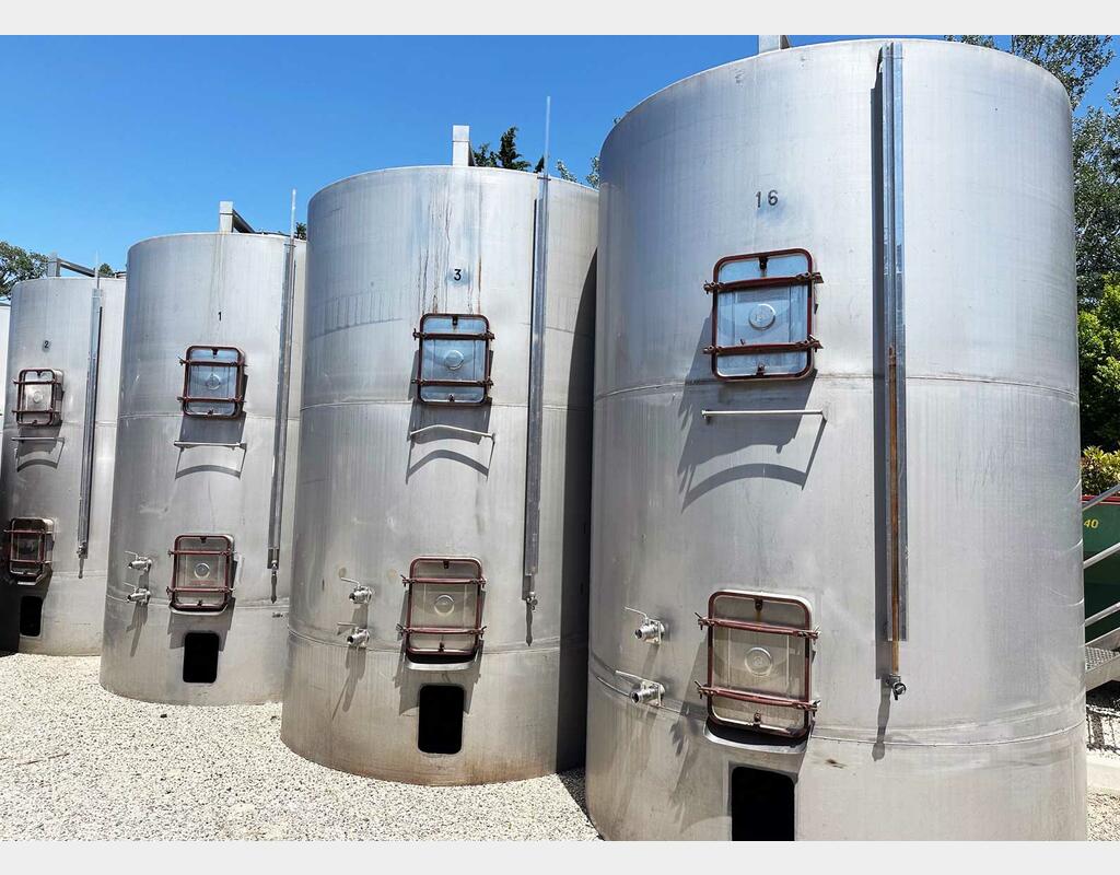 304 stainless steel tank with sloping base and skirt 150 HL (15,000 litres)