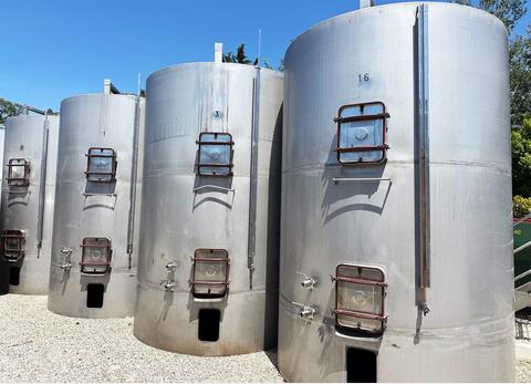 304 stainless steel tank with sloping base and skirt 150 HL (15,000 litres)