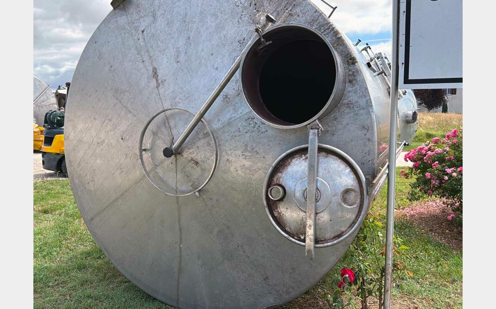 Stainless steel tank - Sloping base on legs 155 hl (15,500 litres) LEJEUNE