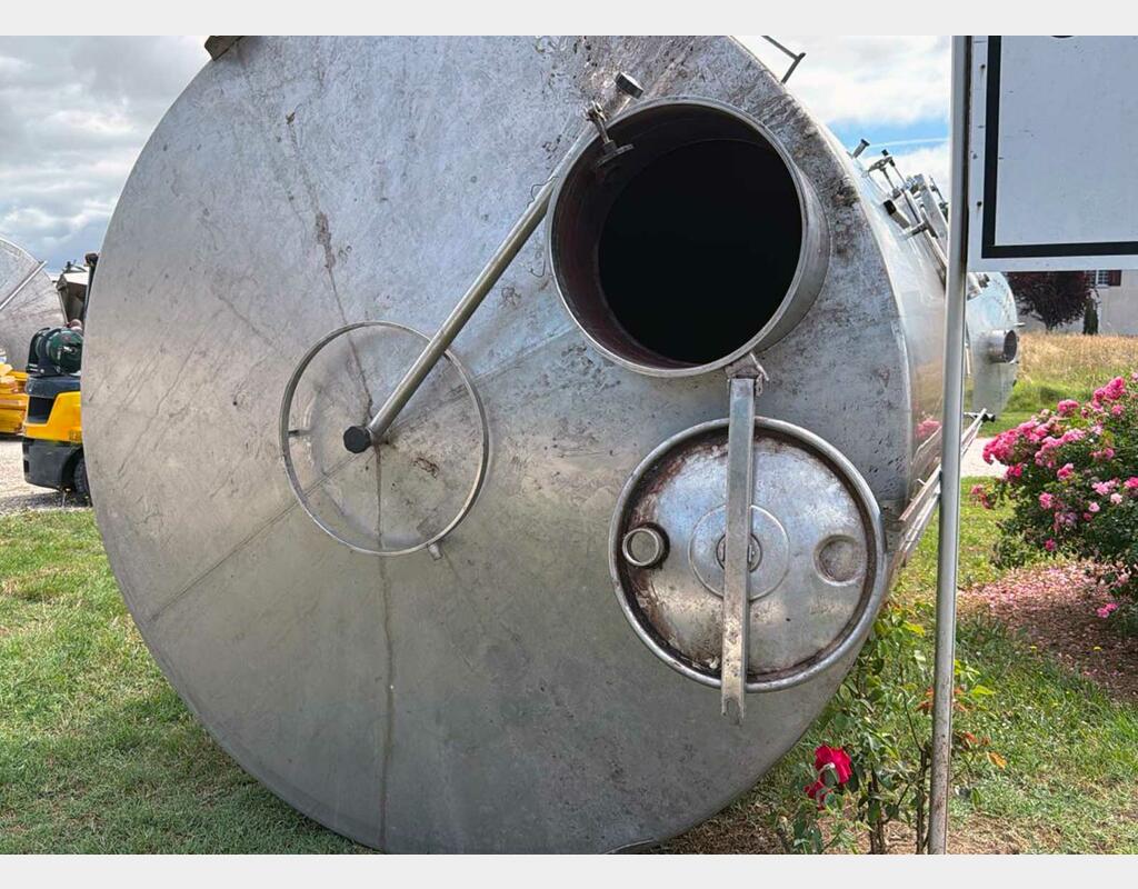 Stainless steel tank - Sloping base on legs 155 hl (15,500 litres) LEJEUNE