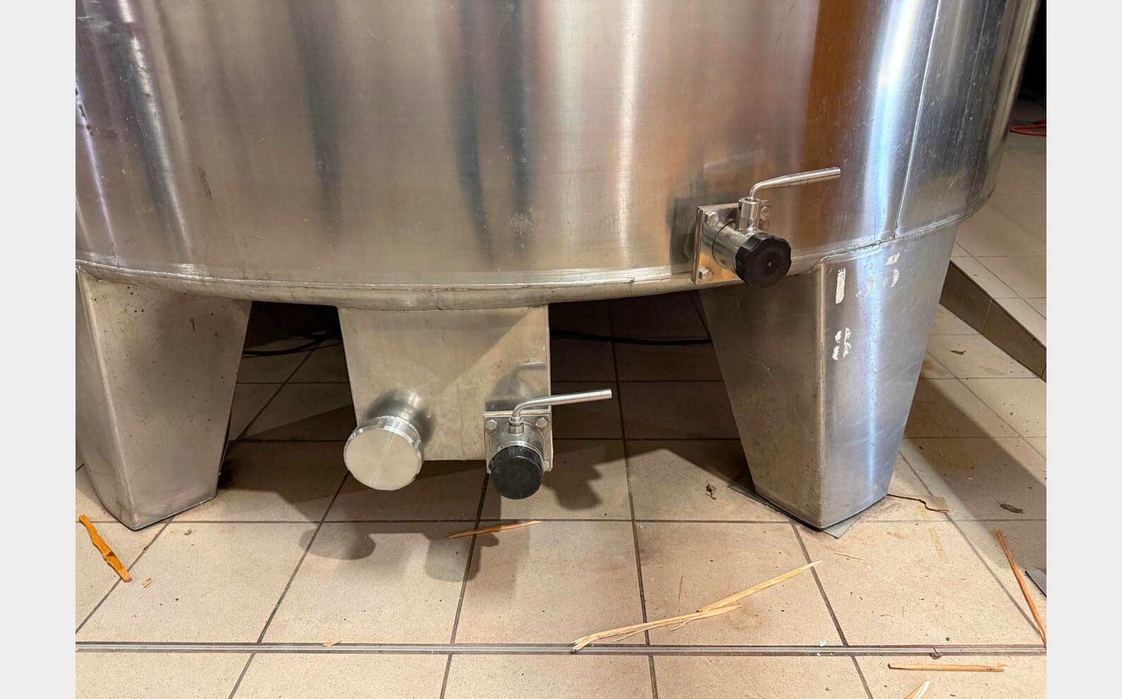 Stainless steel tank with conical base on a stand 155 hl (15,500 litres) MANGEARD