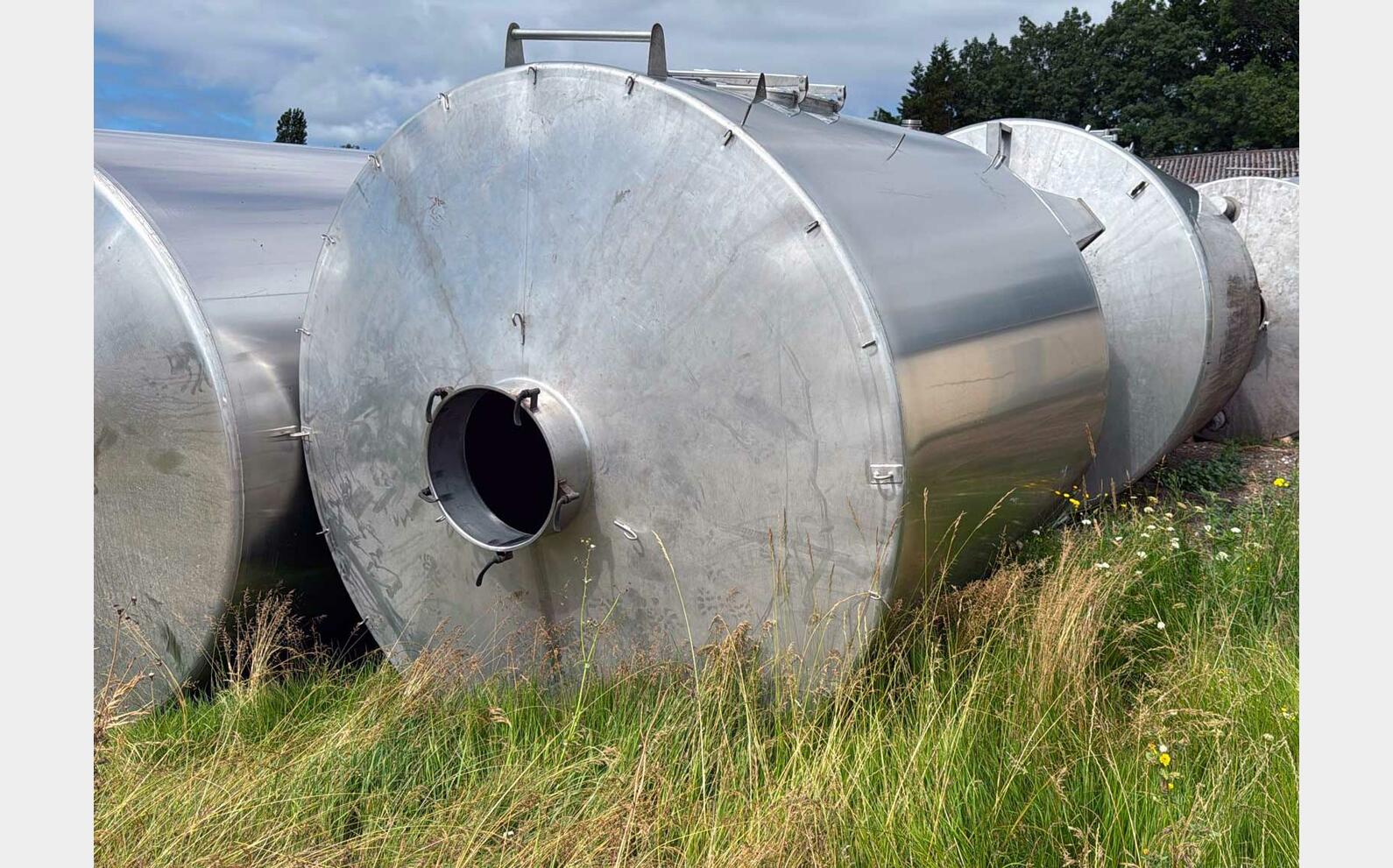 Stainless steel tank - Sloping base on legs 126 hl (12,600 litres) DABRIGEON