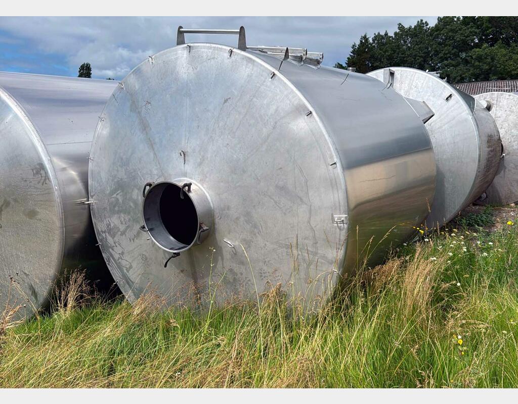 Stainless steel tank - Sloping base on legs 126 hl (12,600 litres) DABRIGEON