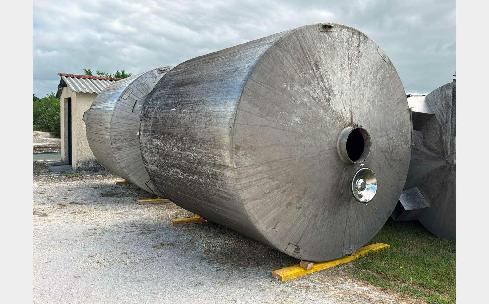 Stainless steel tank with a conical base on legs 208 HL (20,800 litres) ALBRIGI