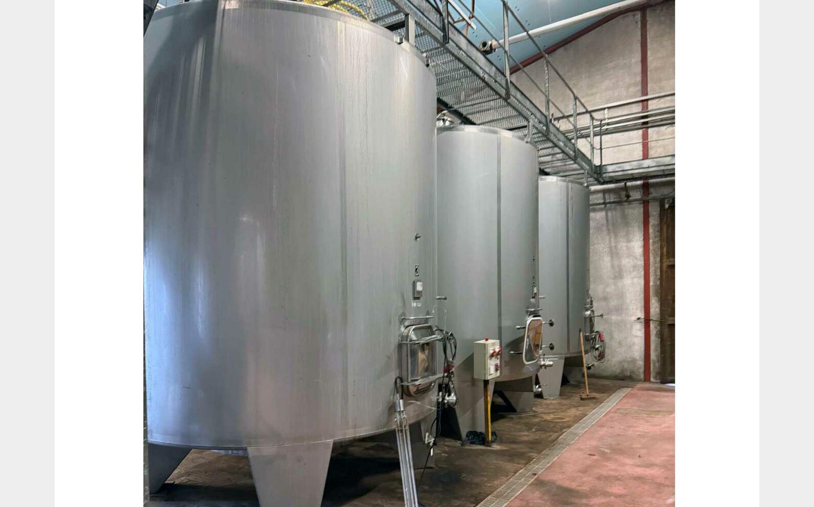 Temperature-controlled 304 stainless steel tank on legs 210 HL (21,000 litres) RURALINOX