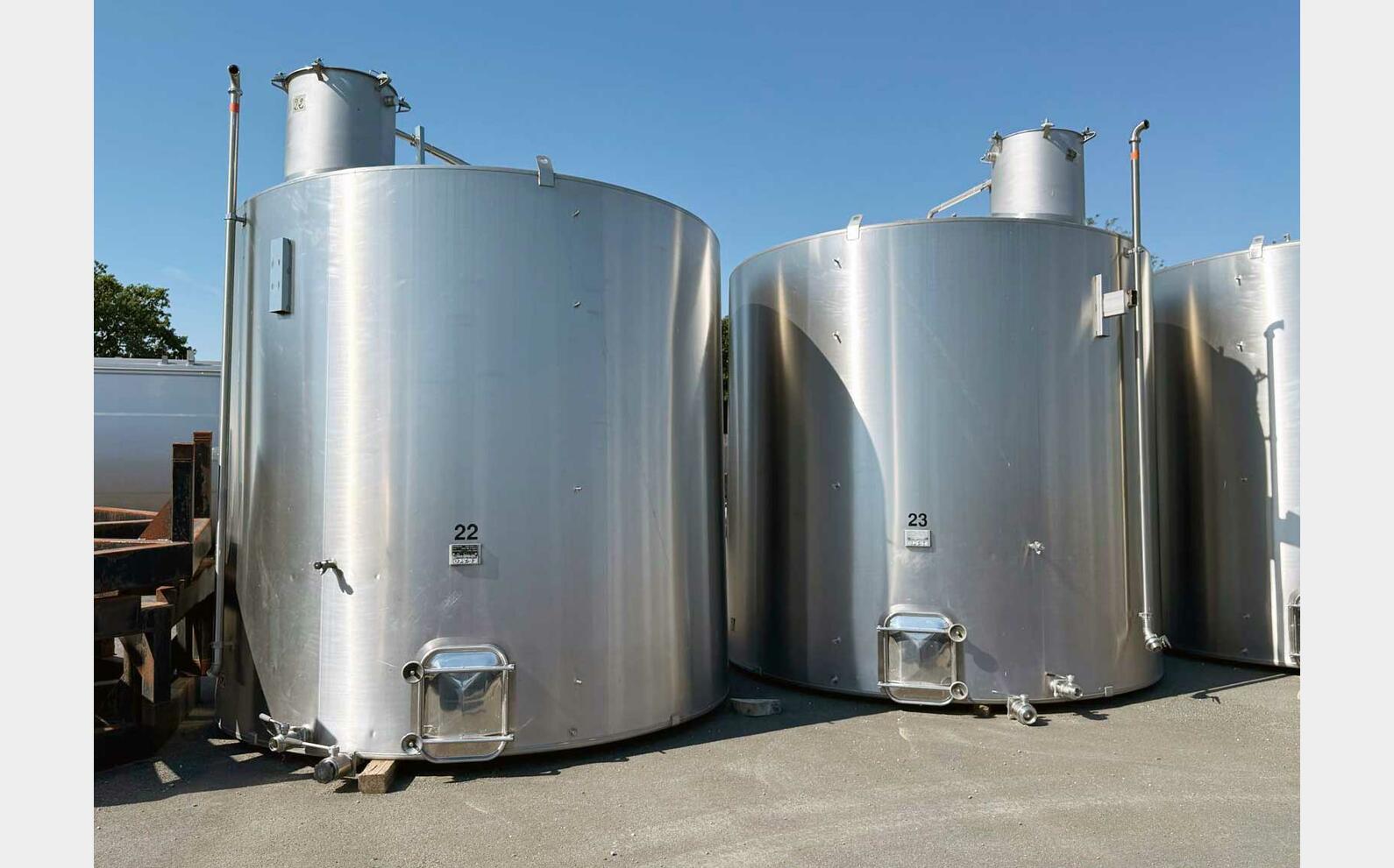 Cuve inox thermor&eacute;gul&eacute;e sur pieds 247 HL (24 700 litres) PIERRE GUERIN