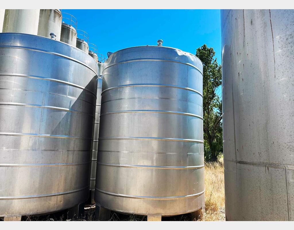 304 SS tank with conical base on legs 283 HL (28,300 litres)