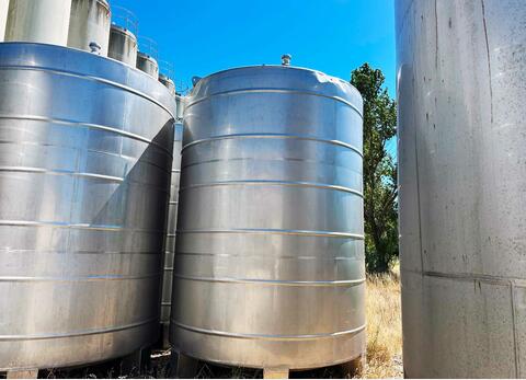304 SS tank with conical base on legs 283 HL (28,300 litres)