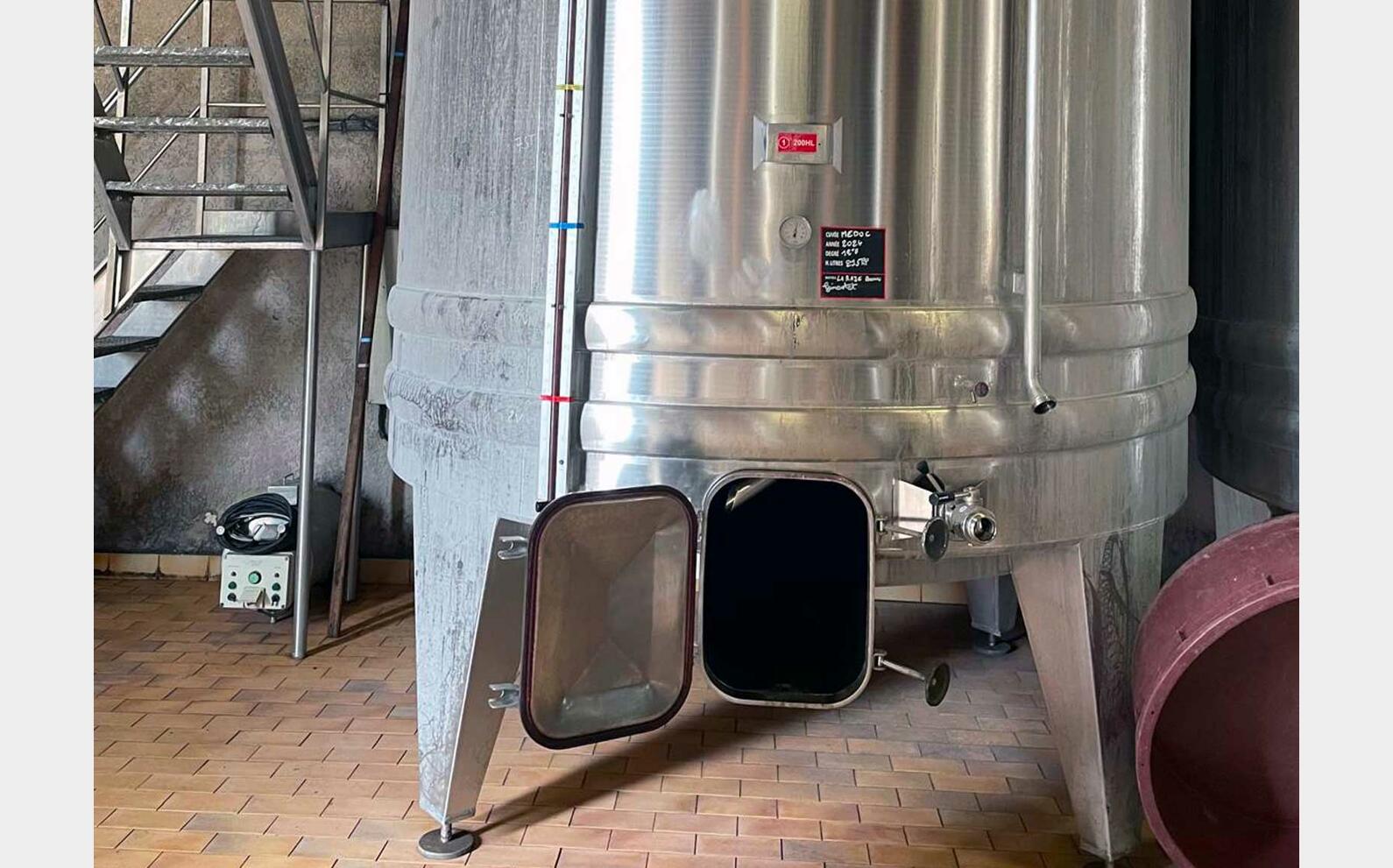 304 SS tank with conical base on legs 200 HL (20,000 litres) CHALVIGNAC