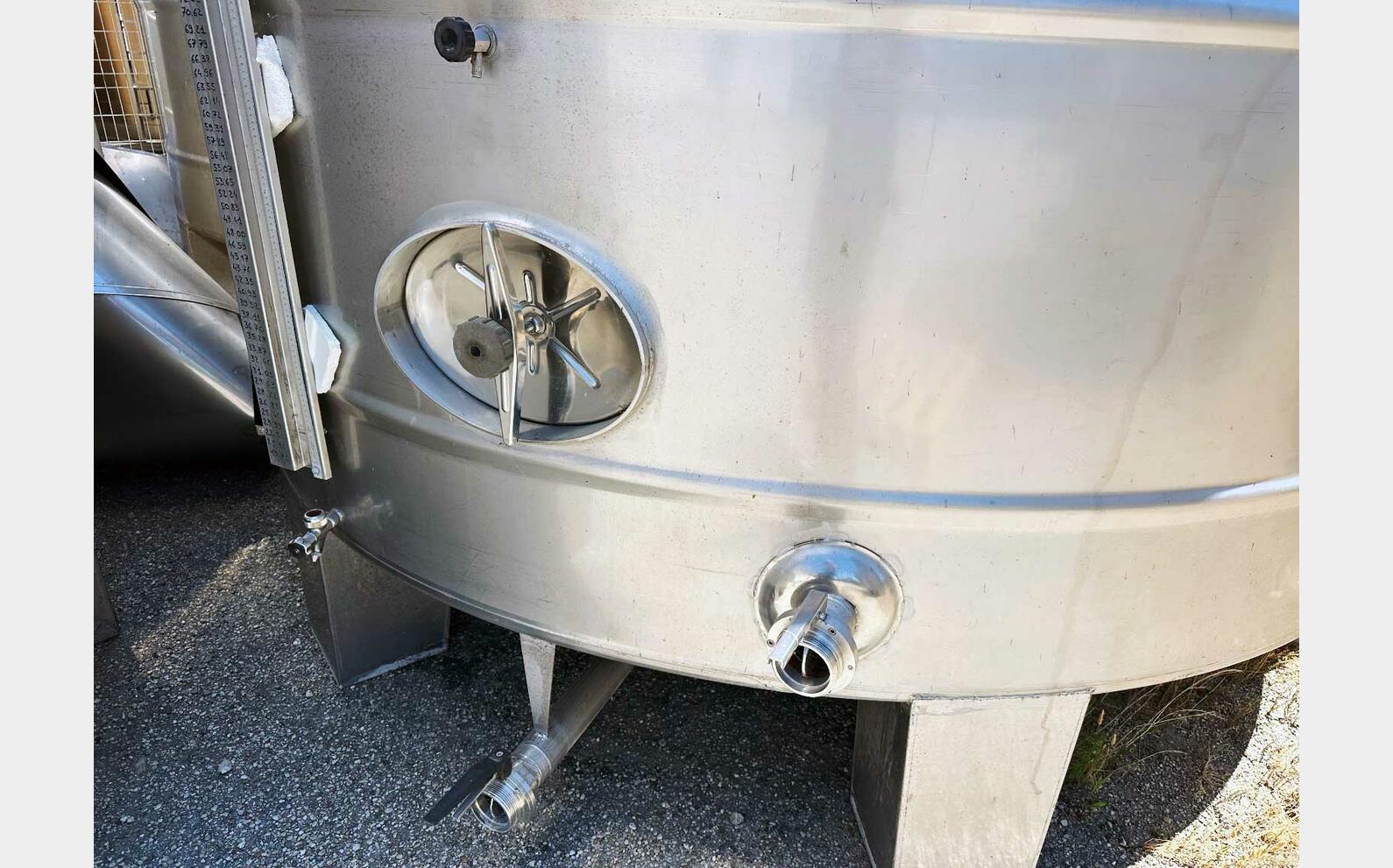 304 SS tank with conical base on legs 283 HL (28,300 litres)