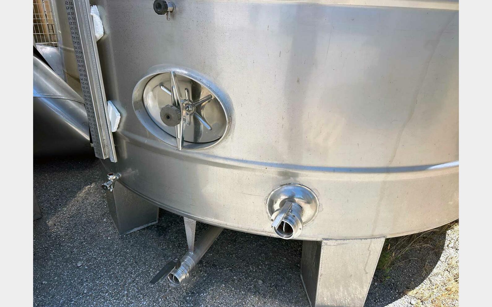 304 SS tank with conical base on legs 283 HL (28,300 litres)