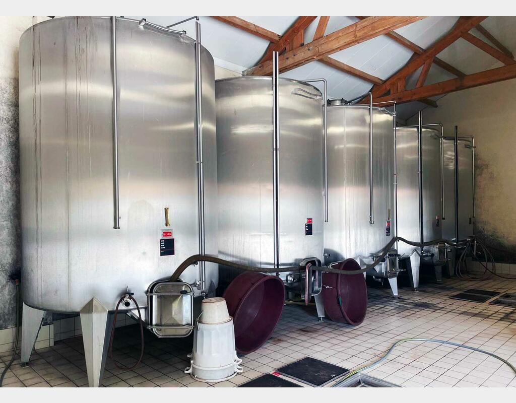 304 SS tank with conical base on legs 140 HL (14,000 litres)