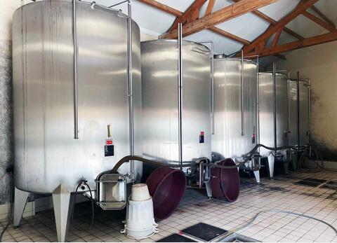 304 SS tank with conical base on legs 140 HL (14,000 litres)