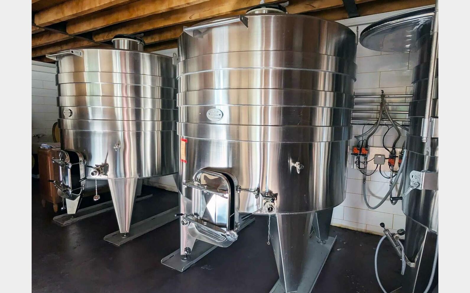 Cuve inox 304 thermor&eacute;gul&eacute;e sur pieds 41 HL (4 100 litres)