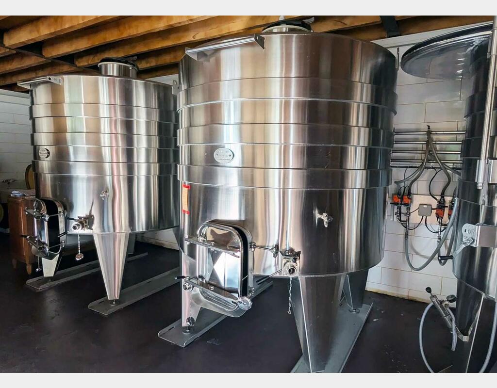 Temperature-controlled 304 SS tank on legs 41 HL (4,100 litres)