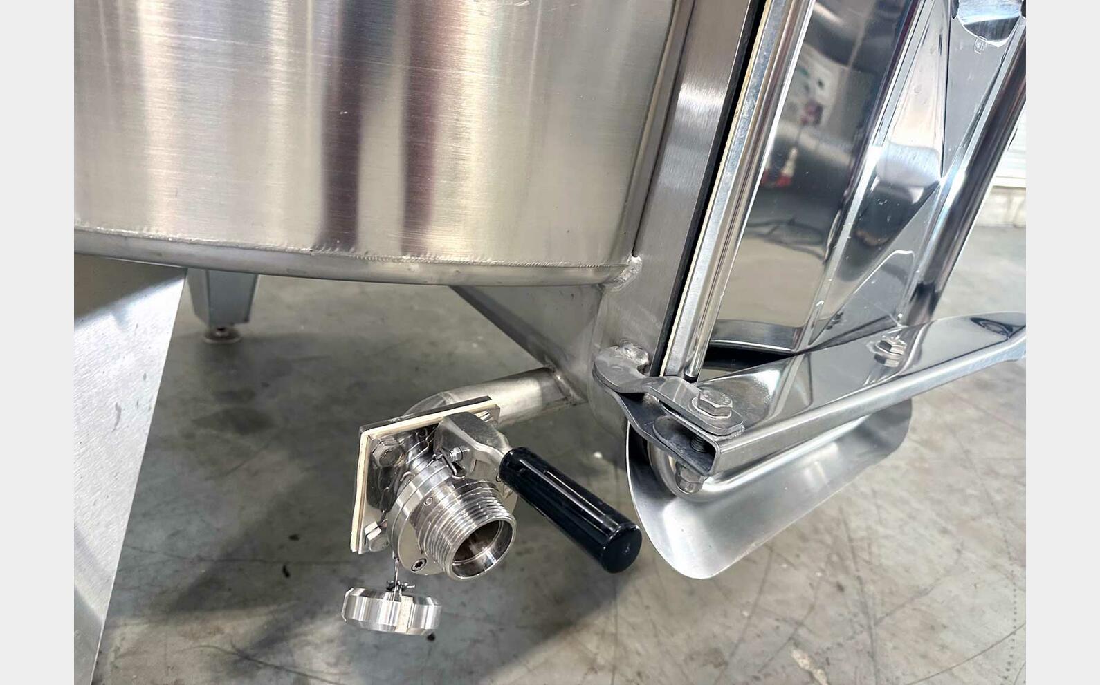 Temperature-controlled 304 SS tank on legs 32 HL (3,200 litres)