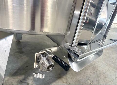 Temperature-controlled 304 SS tank on legs 32 HL (3,200 litres)