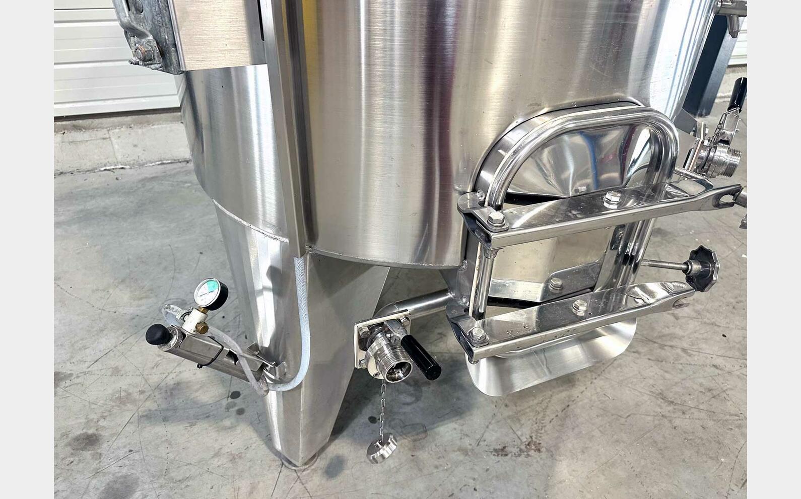 Temperature-controlled 304 SS tank on legs 15 HL (1,500 litres)
