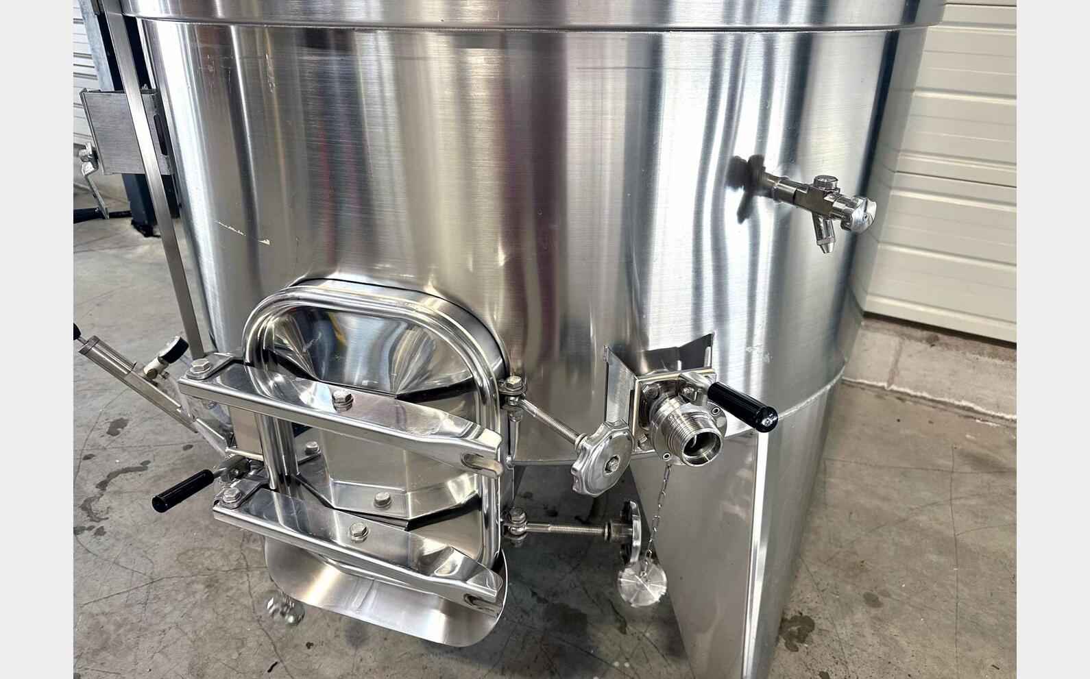Temperature-controlled 316L SS tank on legs 32 HL (3,200 litres) ANJOU INOX