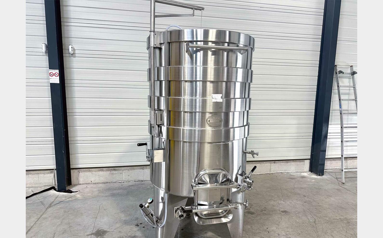 Temperature-controlled 304 SS tank on legs 15 HL (1,500 litres)