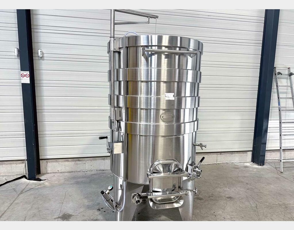 Temperature-controlled 304 SS tank on legs 15 HL (1,500 litres)