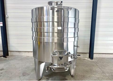 Temperature-controlled 304 SS tank on legs 32 HL (3,200 litres)