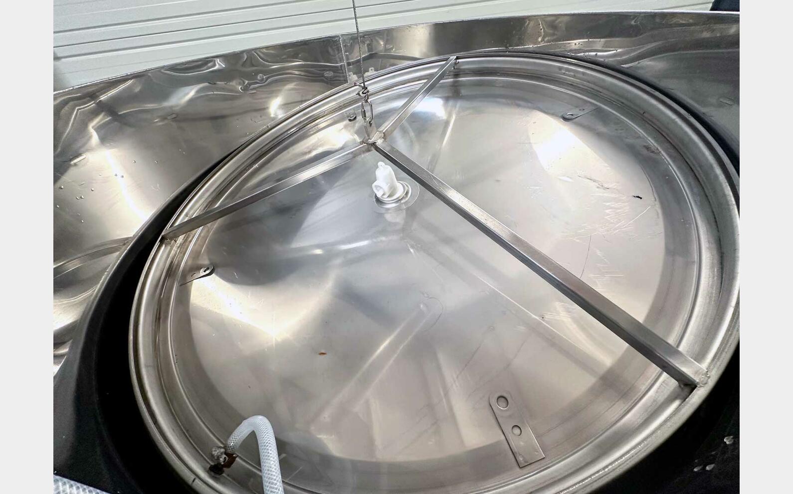 Temperature-controlled 304 SS tank on legs 15 HL (1,500 litres)