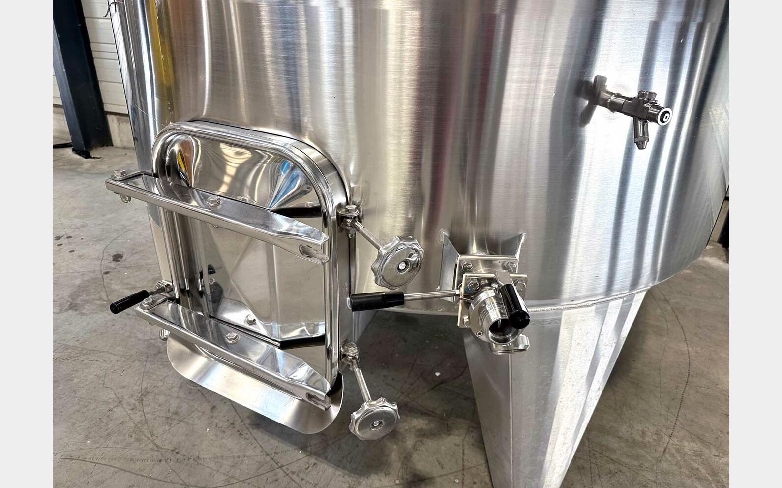 Temperature-controlled 316L SS tank on legs 41 HL (4,100 litres) ANJOU INOX