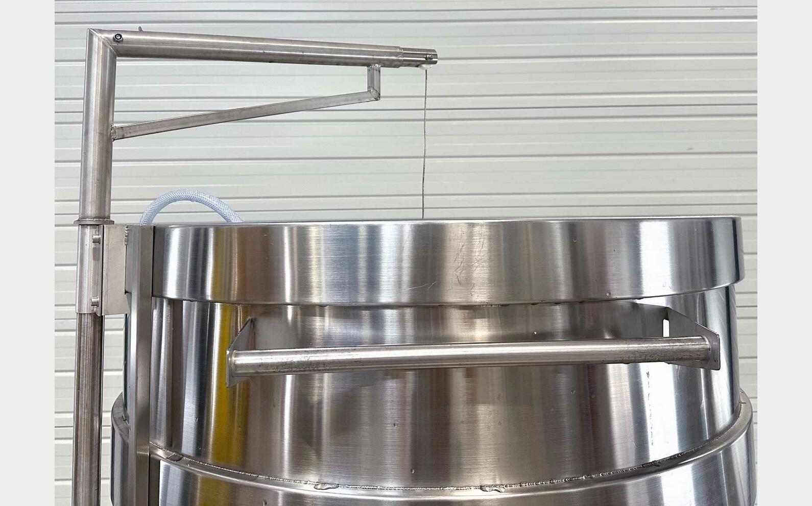 Temperature-controlled 304 SS tank on legs 15 HL (1,500 litres)