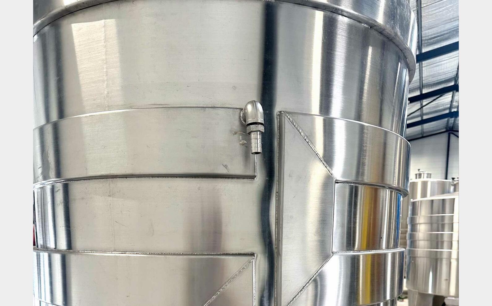 Temperature-controlled 304 SS tank on legs 15 HL (1,500 litres)