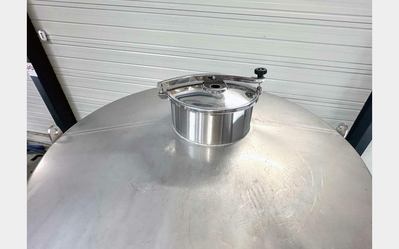 Temperature-controlled 304 SS tank on legs 32 HL (3,200 litres)