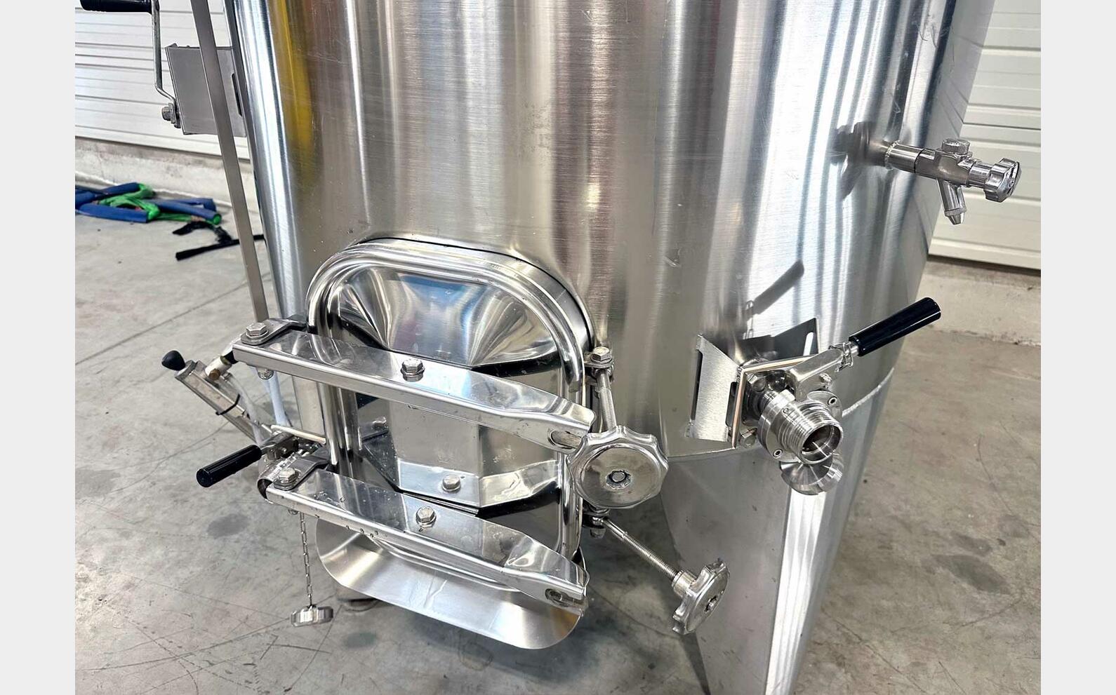 Temperature-controlled 304 SS tank on legs 15 HL (1,500 litres)