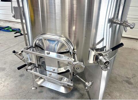 Temperature-controlled 304 SS tank on legs 15 HL (1,500 litres)