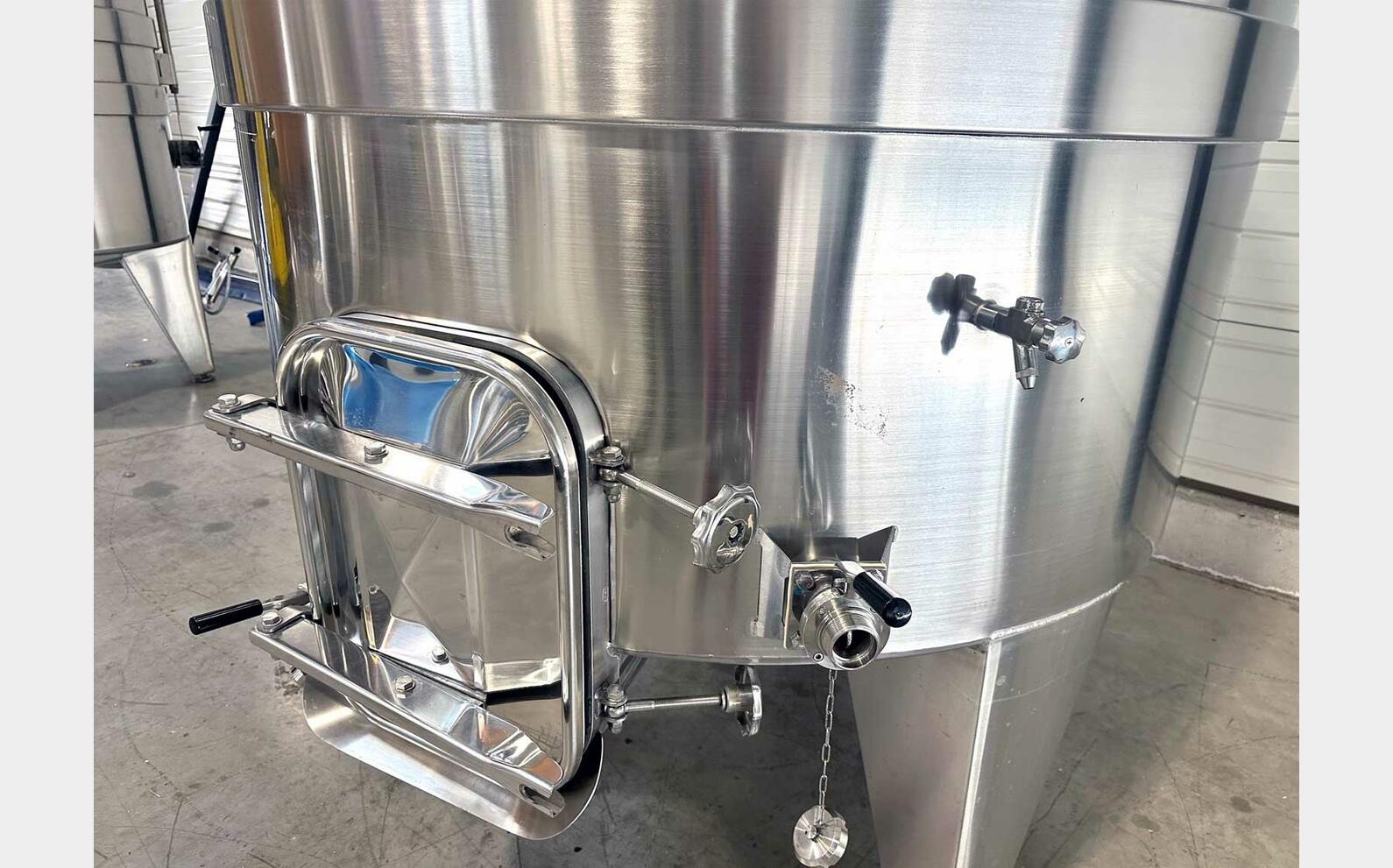 Temperature-controlled 304 SS tank on legs 32 HL (3,200 litres)