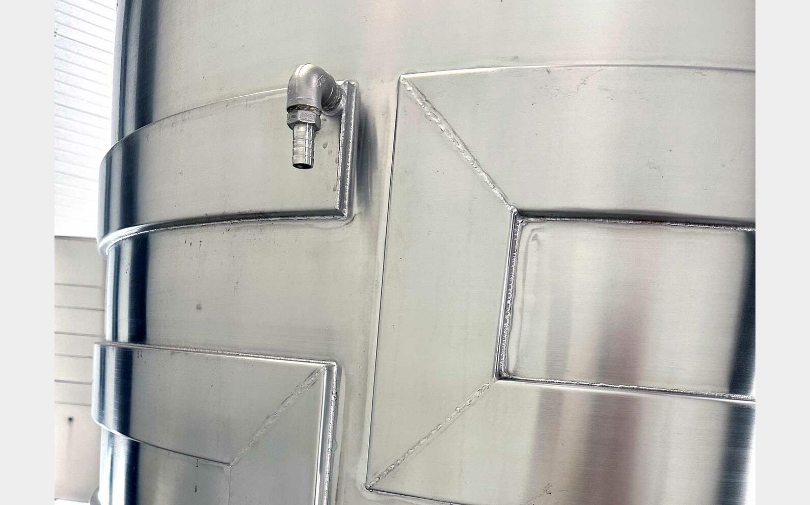 Temperature-controlled 316L SS tank on legs 41 HL (4,100 litres) ANJOU INOX