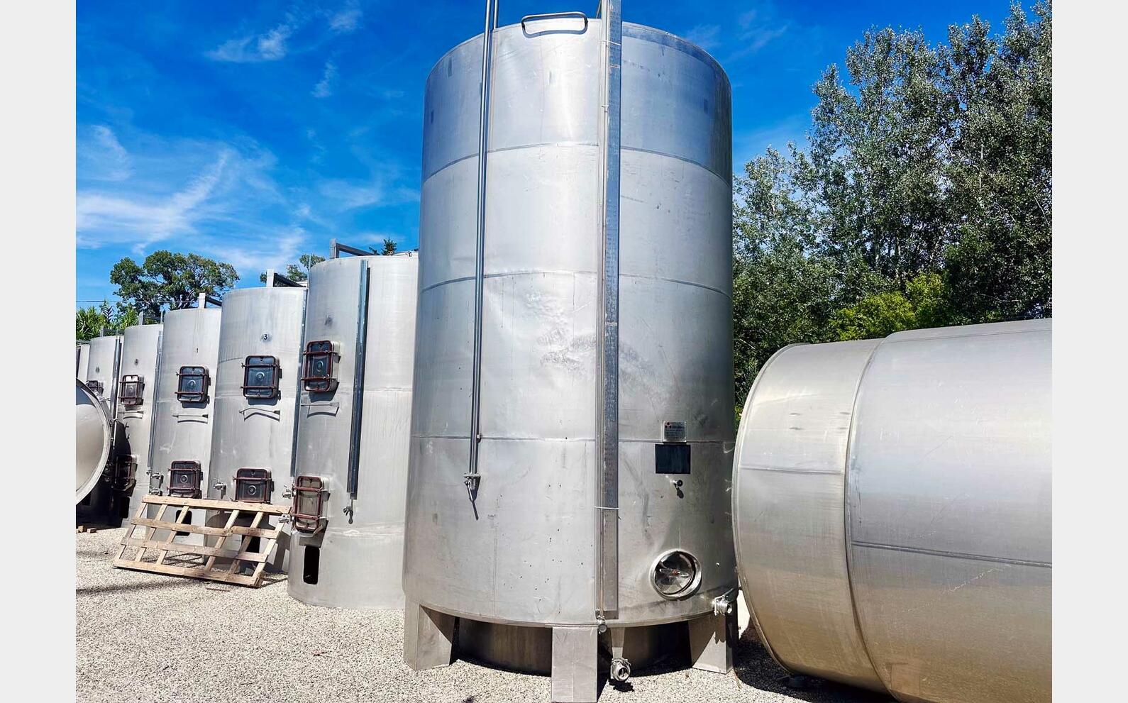 304 SS tank with conical base on legs 300 HL (30,000 litres) SIDERCAMMA