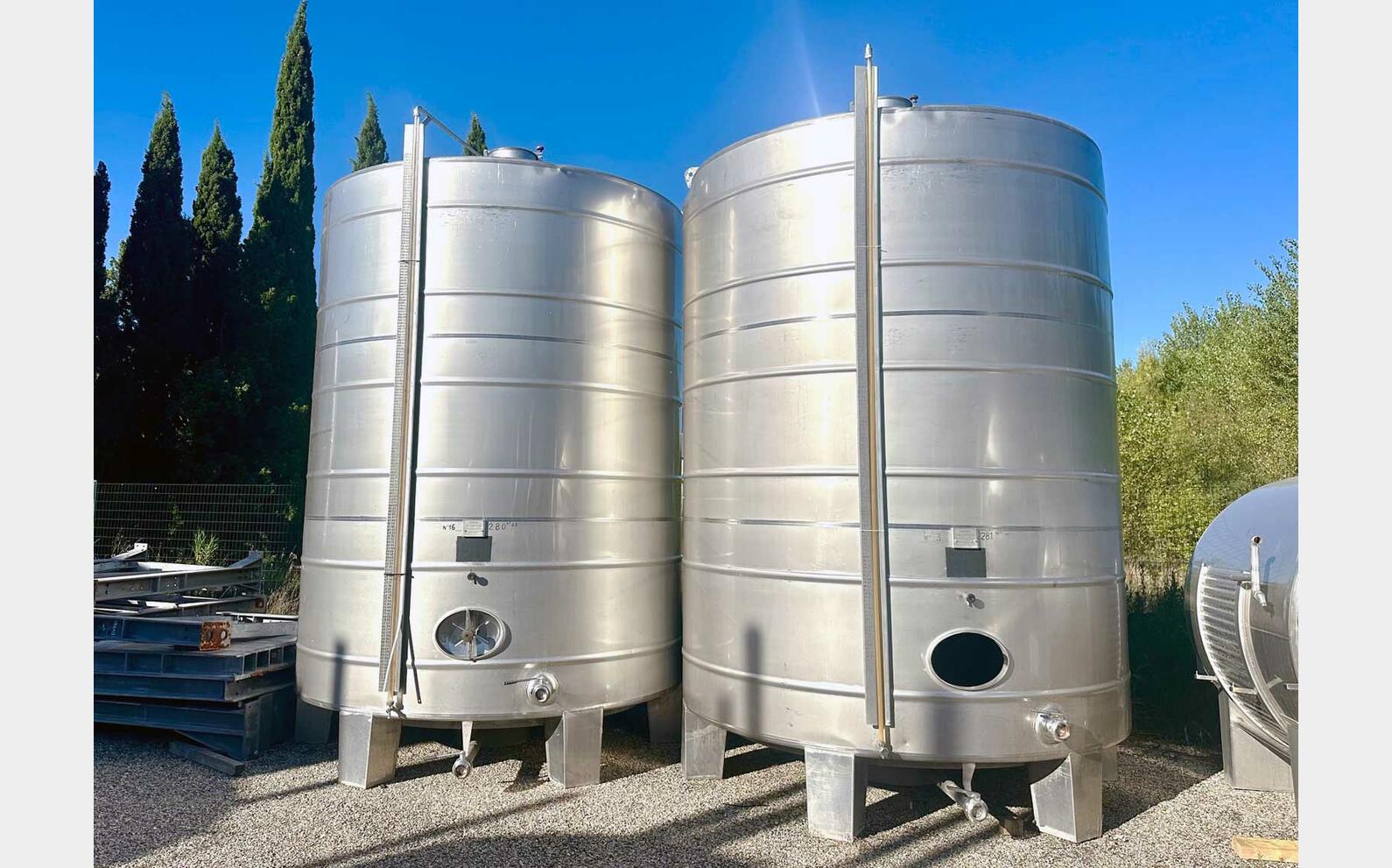 304 SS tank with conical base on legs 283 HL (28,300 litres)