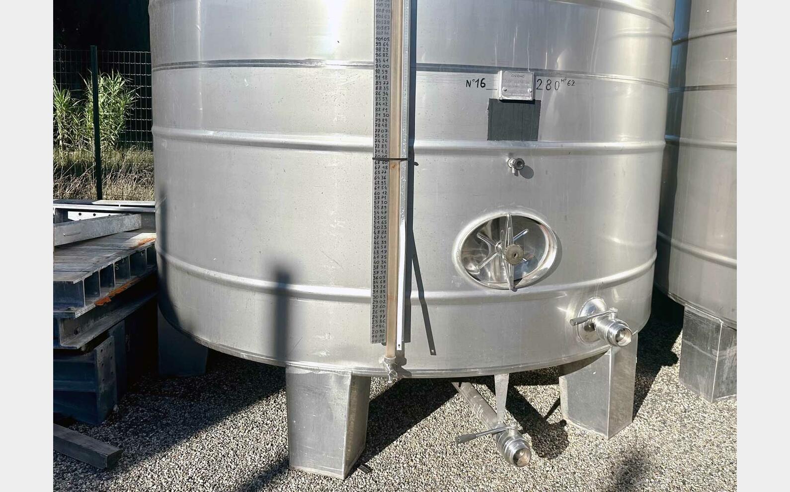 304 SS tank with conical base on legs 283 HL (28,300 litres)