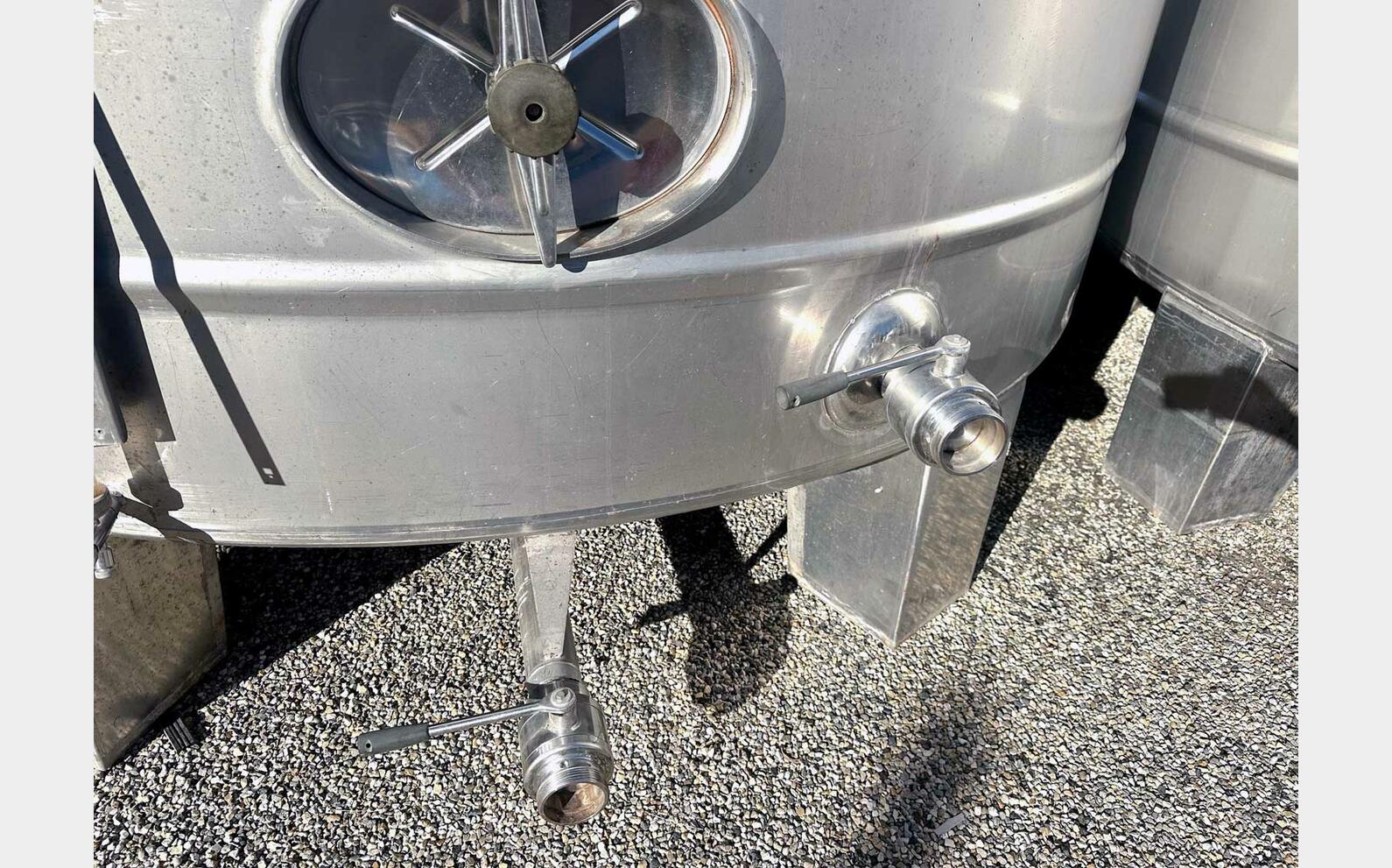 304 SS tank with conical base on legs 283 HL (28,300 litres)