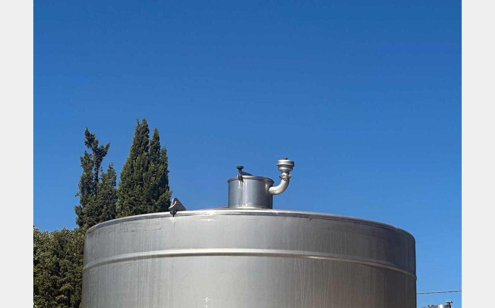 304 SS tank with conical base on legs 283 HL (28,300 litres)