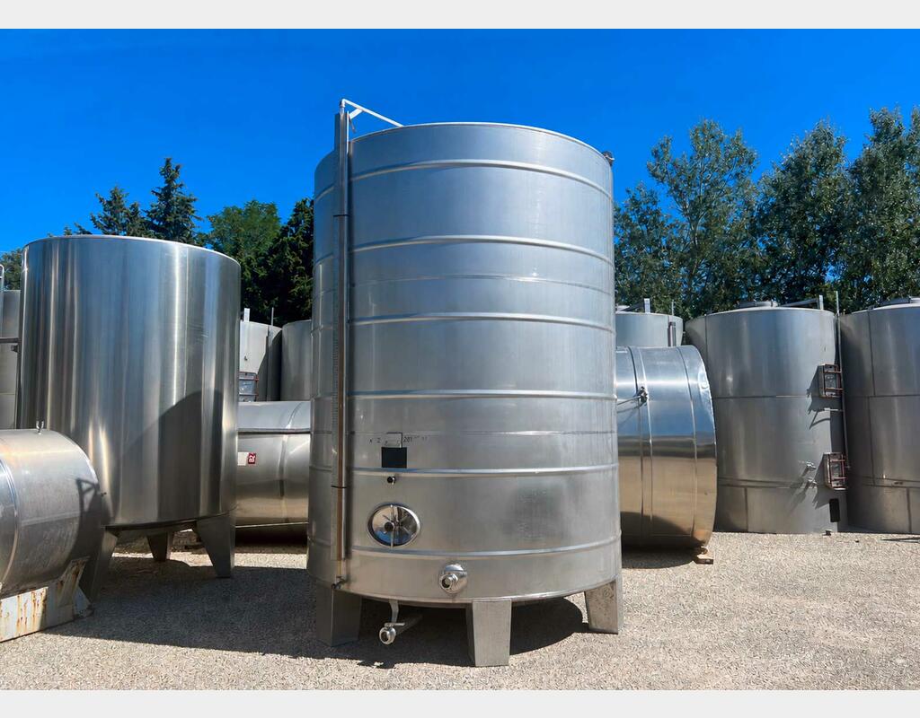304 SS tank with conical base on legs 283 HL (28,300 litres)